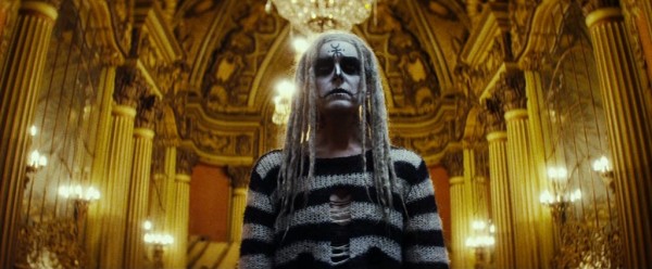 Sheri Moon Zombie à la messe.